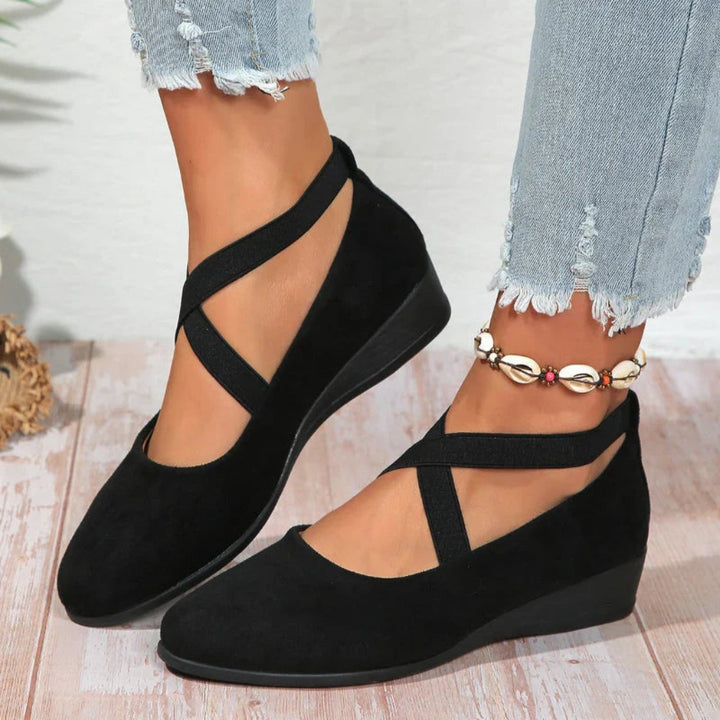 https://cdn.shopify.com/s/files/1/0864/2786/1320/files/Julia___Elegant_ballet_flats_with_optimal_walking_comfort_0.jpg?v=1776008962