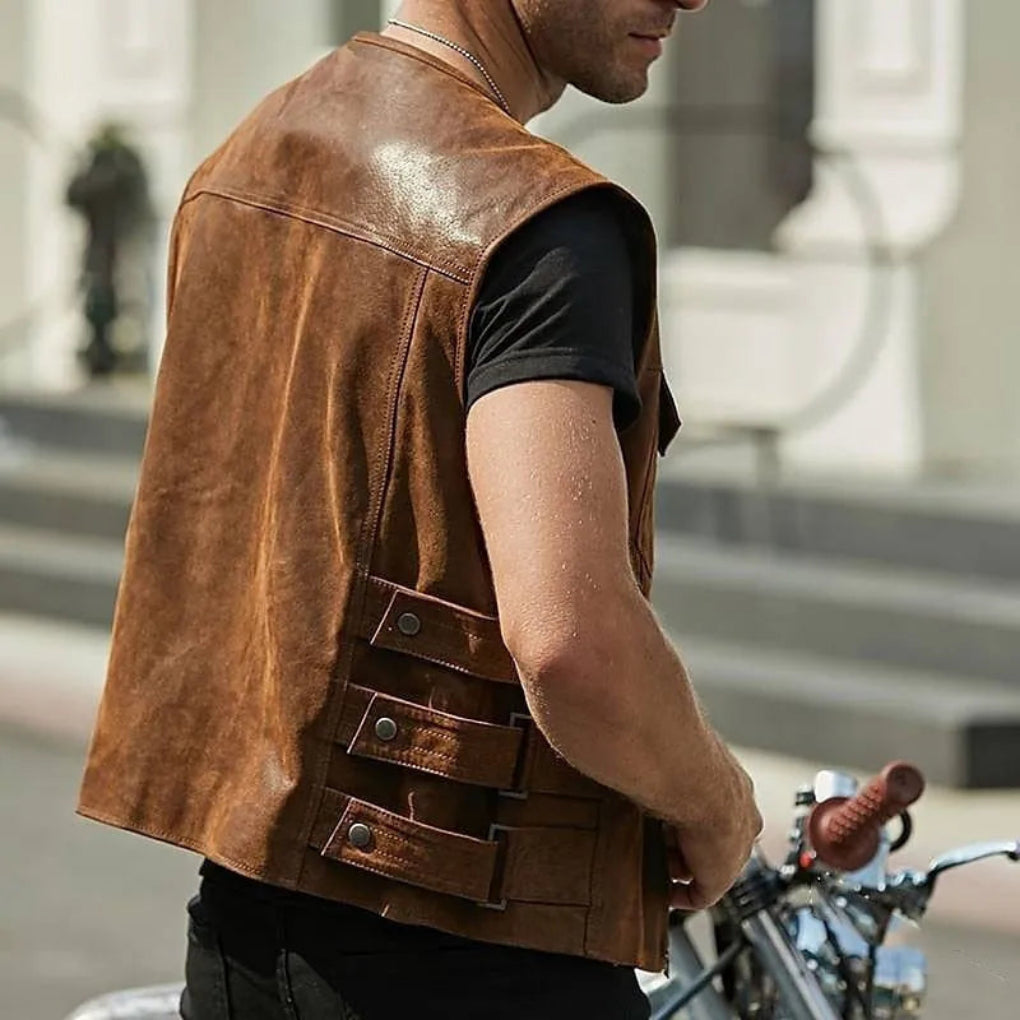 https://cdn.shopify.com/s/files/1/0798/5535/4068/files/modische-lederweste-fuer-maenner-braun-wieder.webp?v=1772608757